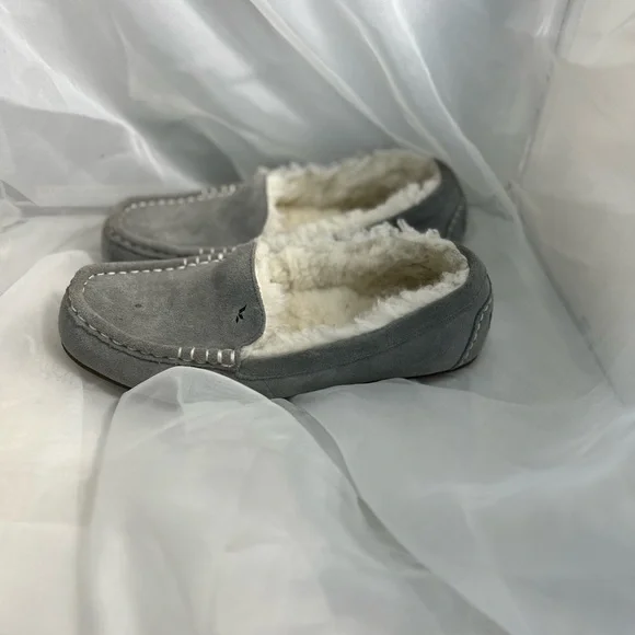 Koolaburra by UGG Grey Cream Plush Slippers Moccasins Size 7 - Picture 4 of 9